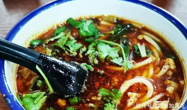 昆明藏在深巷里的小吃店,用掉瓷的搪瓷缸盛米线,不是饭点也满员