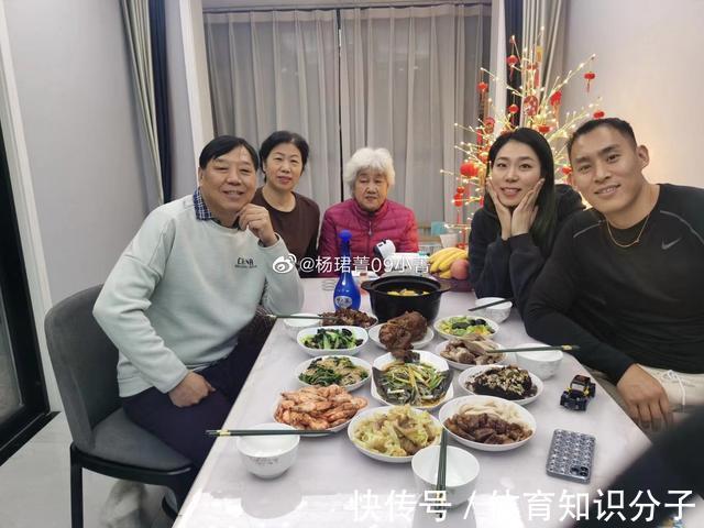 美女|中国女排美女副攻晒年夜饭,老公帅气,人生赢家,张常宁的小爱人