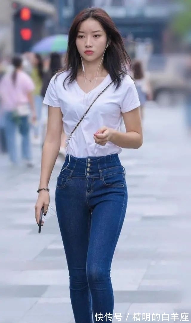 牛仔裤 白V领T恤配牛仔裤,简约而时尚的穿搭,尽显青春美丽
