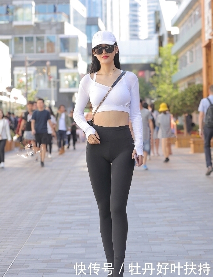 真任性直接穿“打底裤”秀身材,这时尚一般人看不懂