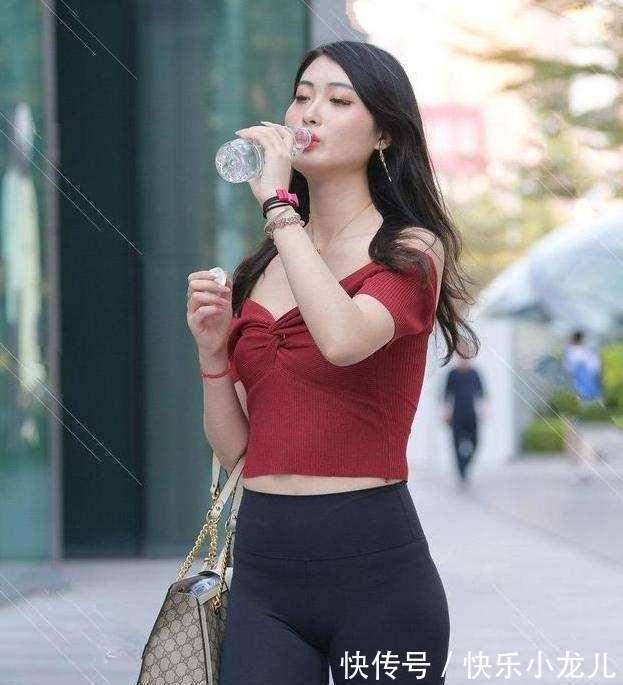 白衬衫 柳腰花态的瑜伽裤美女，让造型美感升级，格外美丽