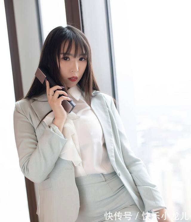 西装套装裙 西装套装裙搭配白色衬衫时尚大方,穿出清新飒爽的气质