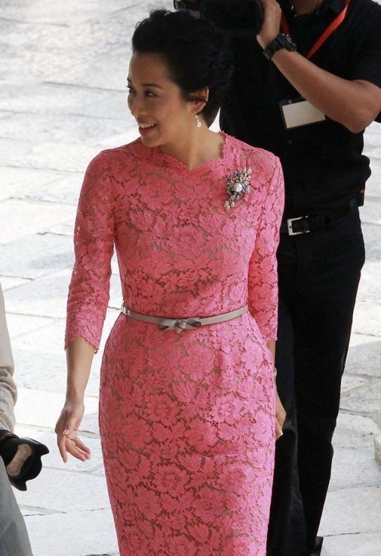 朱玲玲颜值高气质更高，穿无袖上衣搭配九分裤漂亮大气，身材傲人