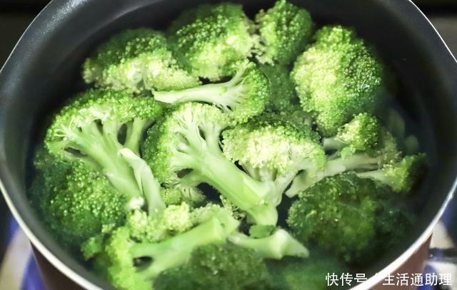 维他命c|炒西兰花时,有人先焯水,有人直接炒,都不对,大厨教你正确做法