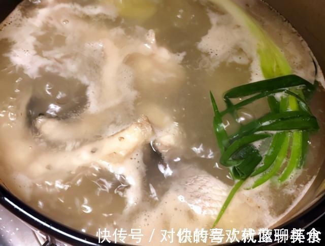 炖鱼汤时,记住“2放2不放”技巧,鱼汤奶白无腥味,鲜香十足