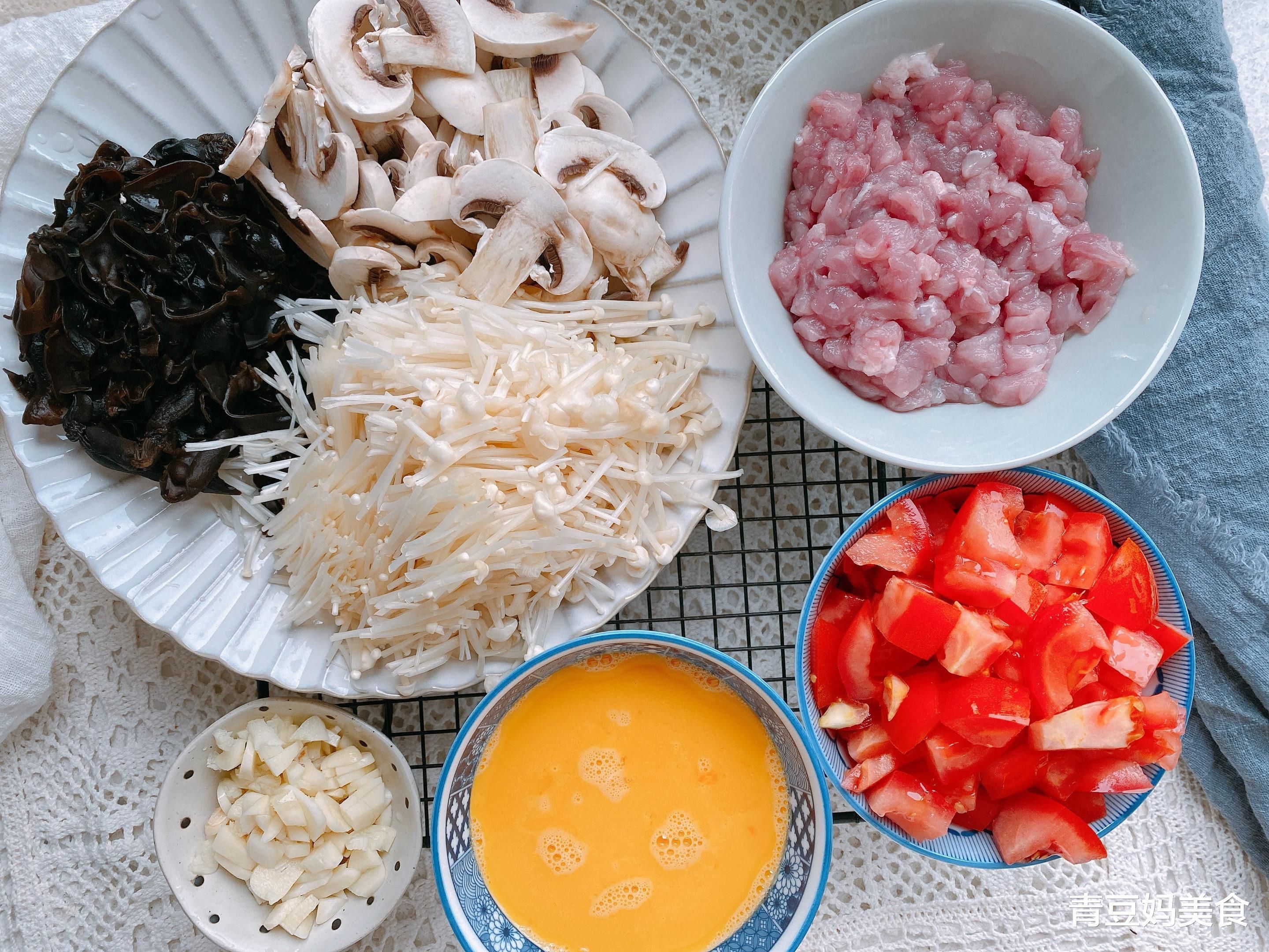 酸辣杂锅炖|夏季吃饭没胃口，试试酸辣杂锅炖，饭菜一锅搞定，5分钟就出锅