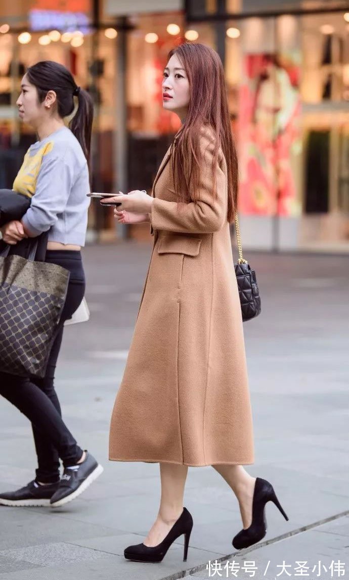 小妹妹|美女街拍:一位漂亮辣妈,不仅有强烈的时尚感,还有特别讨我喜欢的精致脸蛋