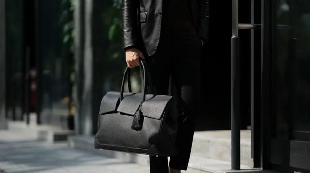 包袋品牌那么多,为什么只有它能征服所有挑剔有品绅男