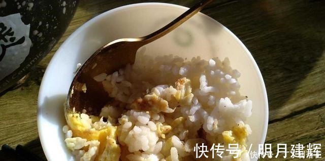 没吃完的大米饭做紫菜包饭好看又好吃，用它做蛋炒饭也非常香呢