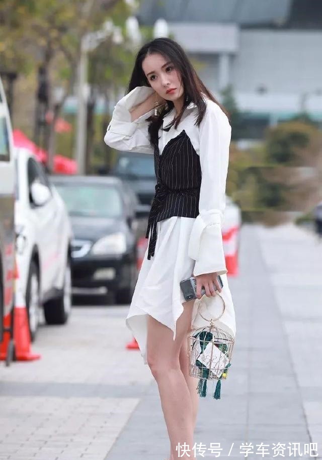 年轻女性 黑色打底衫搭配高腰休闲裤，温柔知性，貌美如花！