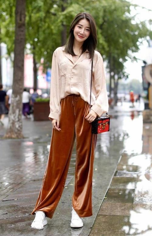 路人街拍，牛仔热裤搭配简洁的短袖，清清爽爽的还显腿长