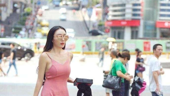 臀部 美女的身材十分不错, 臀部的线条比较饱满一些, 看上去十分紧致!