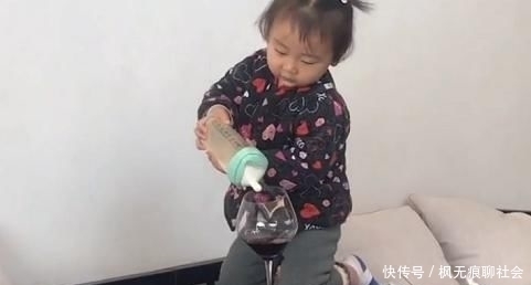 撸串儿|“飘了父女”狂嗨式聚餐走红,一个喝最纯的奶,一个干最烈的酒