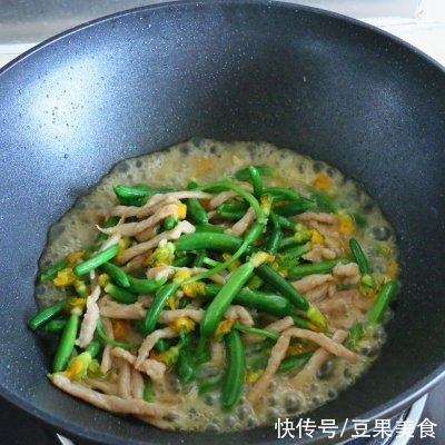 青瓜花炒瘦肉|#我为奥运出食力# 青瓜花炒瘦肉，脆嫩爽口，炒一盘不够吃
