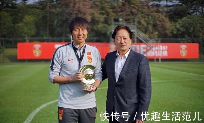 肇俊哲|凌晨3点!李铁恩师做出争议表态:国足换帅彻底无望,球迷骂声一片