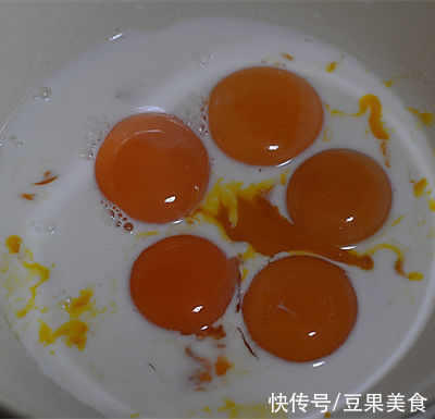 好吃的软萌软萌的古早纸杯蛋糕,是不是很有食欲呀