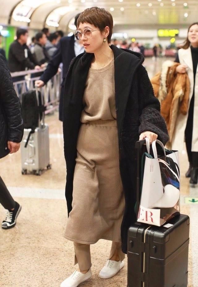 大衣|马伊琍真是一股清流,大衣都起球成这样了还穿,配新发型还挺时髦