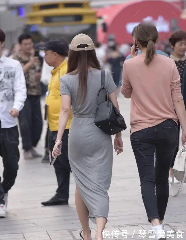 美女 今年夏天流行穿围裙吗?时尚又有个性,姑娘们争着穿