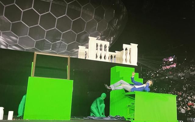 6台跨年名场面：主持人翻车、唱歌跑调，周深邓丽君跨时空同台