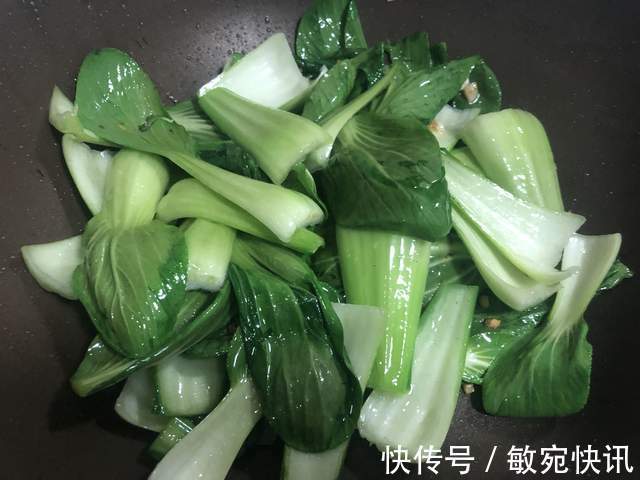 口感|炒青菜时,牢记2个窍门,炒好的青菜鲜嫩翠绿,口感好又入味