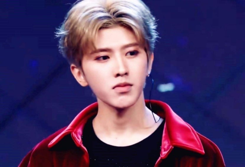 蔡徐坤速度有多快?镜头前“快到模糊”,网友:顶流走路都带风