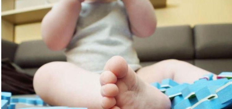 妈妈|孩子光脚,妈妈不当回事,奶奶生气说等孩子大了你就后悔吧