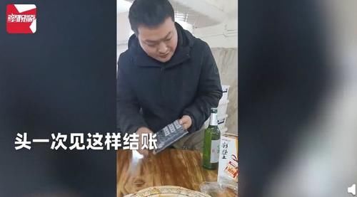餐饮店老板用计算器盲打算账，手速惊人分毫不差，顾客惊呆直呼牛！