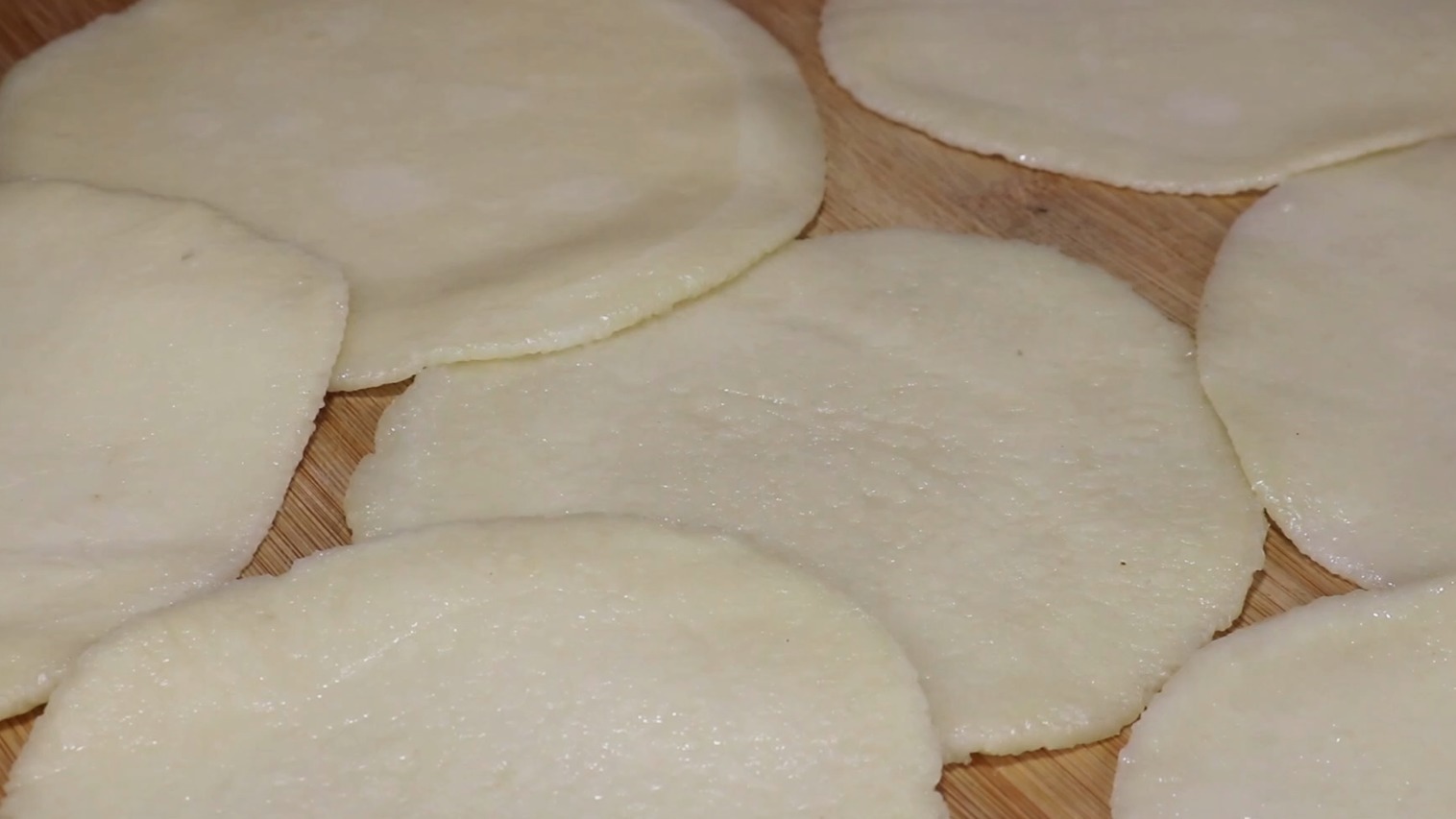 一碗面粉倒进开水锅中,瞬间变美味,这做法头一回见,真解馋