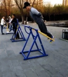 |搞笑GIF图:过年了,先要学会磕头才行,不然没红包啊!