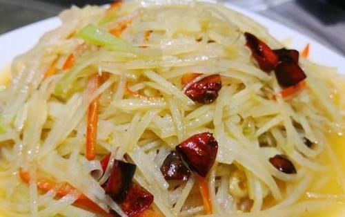 炒土豆丝，有人泡水有人焯水？其实都不对，难怪做出来不好吃