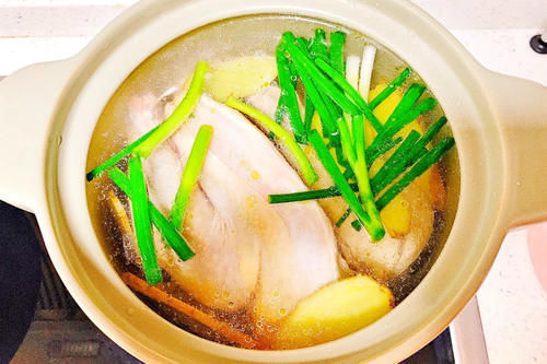 鸡汤怎样炖才鲜香好喝？牢记4个窍门，鸡肉滑嫩不柴，汤鲜滋美