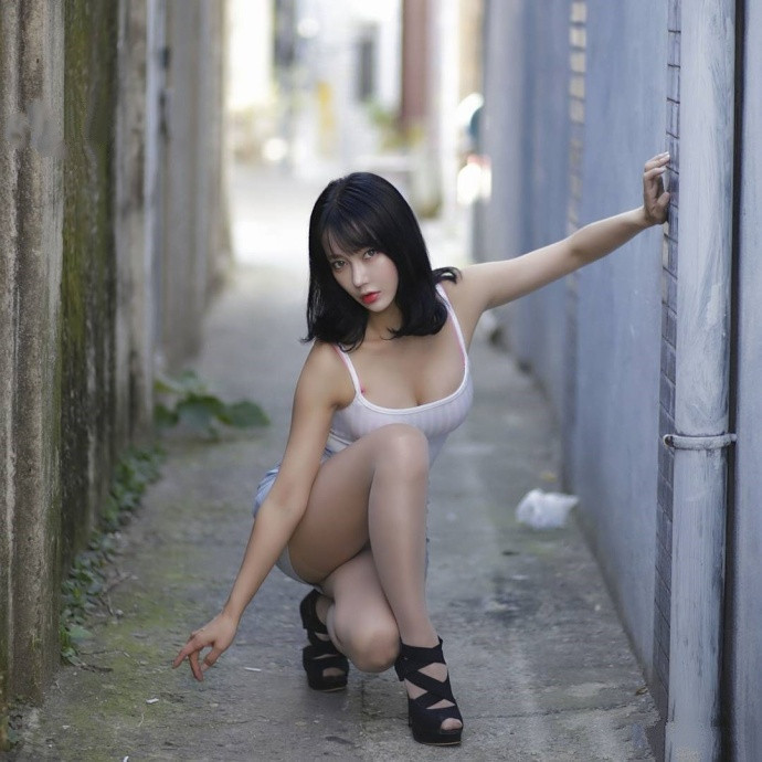 包臀裙 美女白色的背心搭配紧身包臀裙, 风情满满有些妩媚, 好喜欢