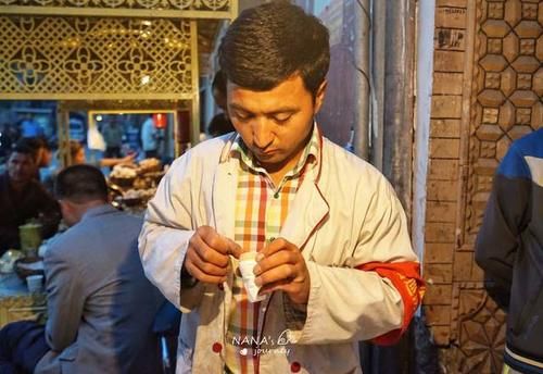  南疆的这个夜市，汇聚各种当地美食，非常有生活的气味