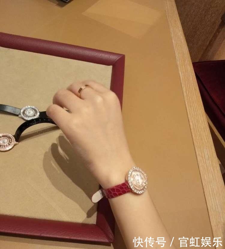 穿搭&女人戴“手镯”还是“手表”好看三个理由告诉你,戴错很尴尬!