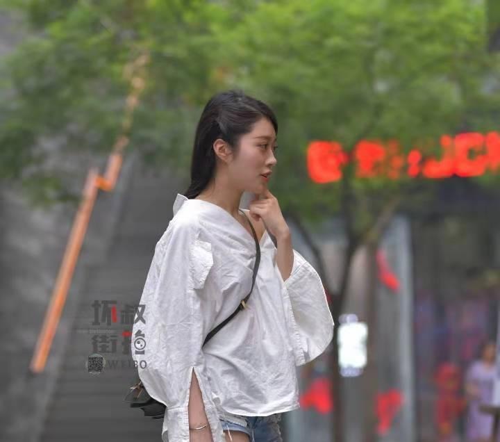 街拍小姐姐穿衣“不正经”,这么严肃的白衬衣被她穿成这样!