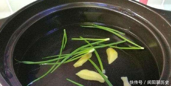 白水煮虾,放食盐还是白醋?大厨:都不对,这样做虾肉鲜嫩无腥味