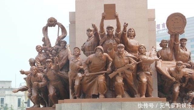 中山广场&全国最完整的毛主席雕塑广场,像总高20米,造型经典,属国家文物