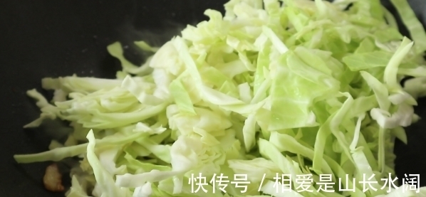 瘦肉|包菜炒粉条的家常做法,学会一个小技巧,不粘锅味道还特别香