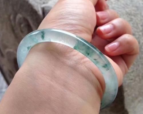 女孩子们!冰种翡翠手镯是女性的绝配,但是也要精心养护,让它保持光泽