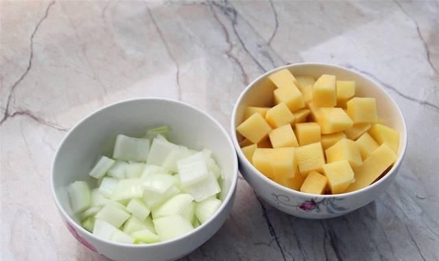 教你一道懒人美食，把肉和大米放进电饭煲，打开锅盖喷香扑鼻