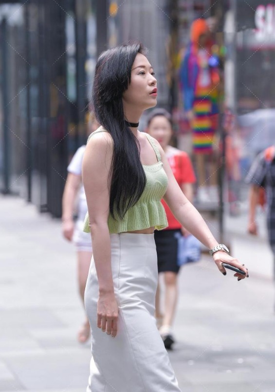 时尚|小姐姐穿搭真时髦, 裹身裙配直男最讨厌的“绿色”, 散发出贵妇气质!