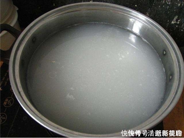 本草纲目|民间最有效的白发变黑发土方,淘米水洗发最常见,你会用吗