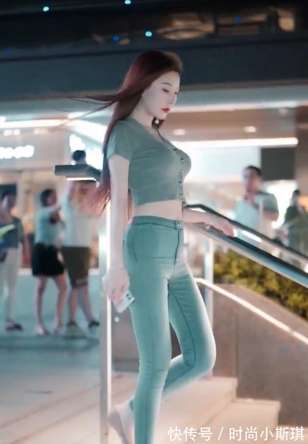 t恤 小码T恤搭配牛仔裤,映衬满满活力,“接地气”的自然美