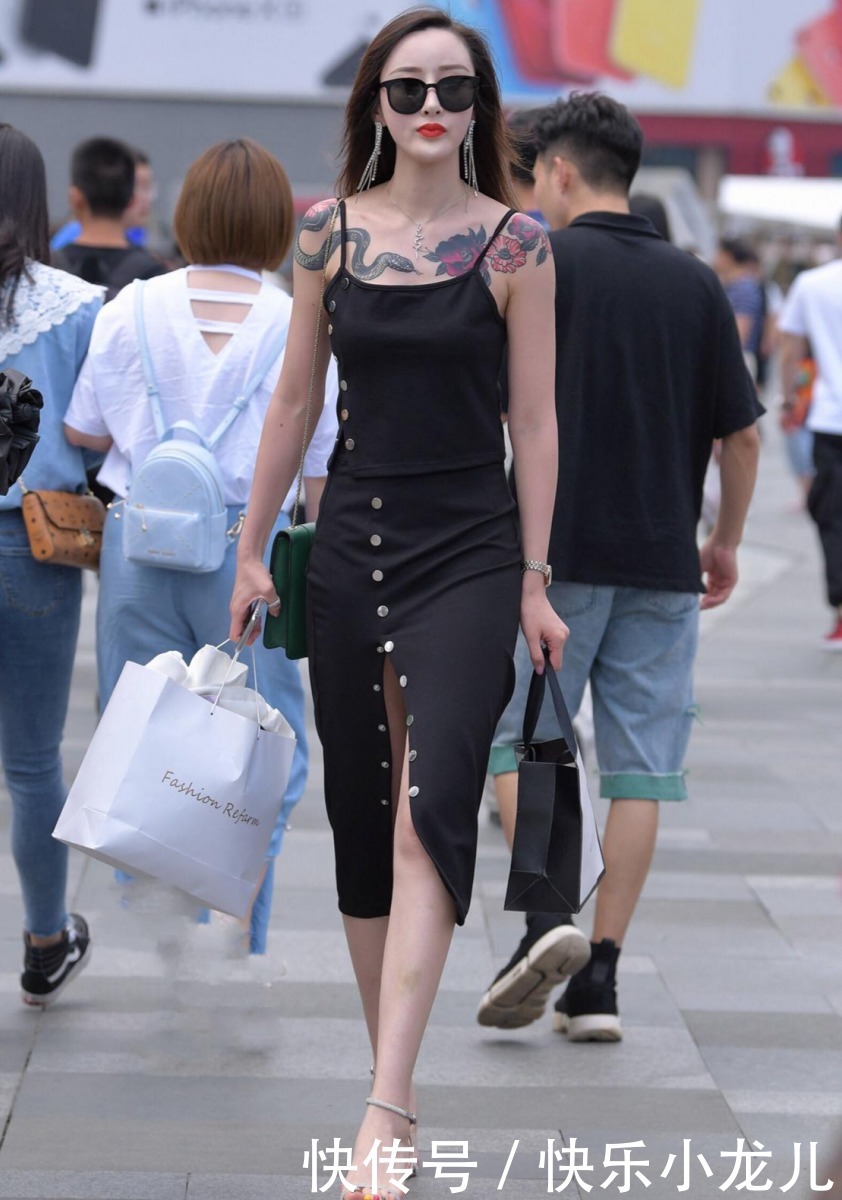 身姿|个性的黑色吊带连衣裙,高挑的身姿搭配黑色墨镜,又帅又迷人