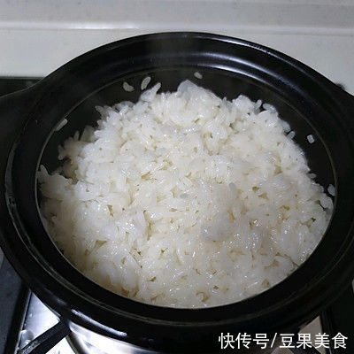 腊味煲仔饭|冬天喝腊味煲仔饭#奈特兰芝士粉挑战赛#，鲜美又抗寒