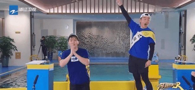 李晨在《跑男》中突然“下跪”,只为挡住镜头,来照顾身后的她