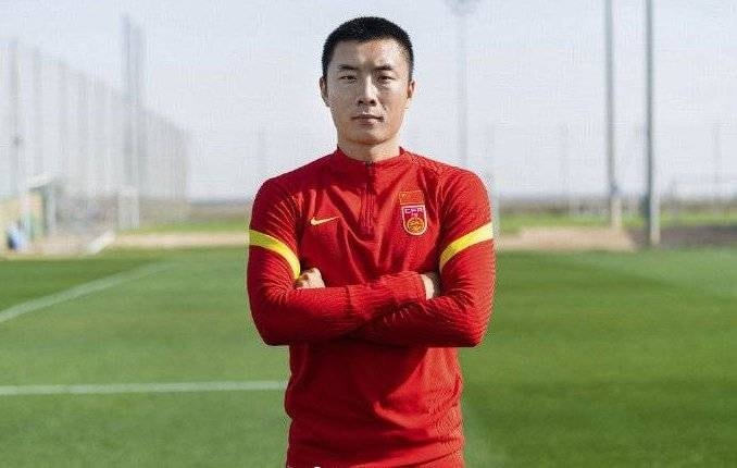 中國(guó)足球|晚上18點(diǎn)，李霄鵬傳來(lái)好消息：國(guó)足王牌做出難得決定，球迷齊聲點(diǎn)贊