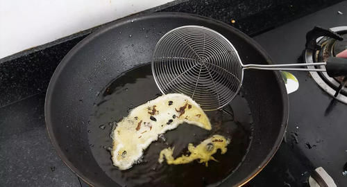 炸完东西的油，还能继续吃吗？教你一个招，混油瞬间变新油