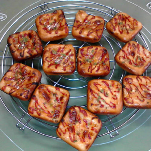 迷你香葱芝士火腿小方包，葱香浓郁，味道不错哦