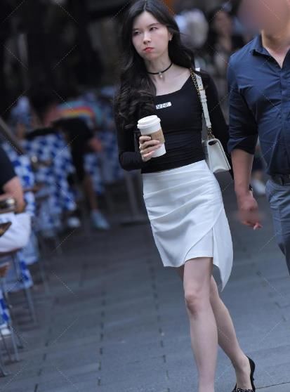 小姐姐搭黑色“紧身”上衣，配白色包臀裙，效果很出色，整洁干净